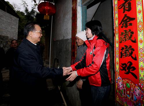 2月12日至14日,新春佳節(jié)到來之際,中共中央政治局常委、國務院總理溫家寶來到廣西壯族自治區(qū)河池、百色等地,看望慰問各族群眾,共迎虎年春節(jié)。這是2月13日,溫家寶來到巴馬瑤族自治縣巴馬鎮(zhèn)賜福村給村民拜年。 新華社記者姚大偉攝