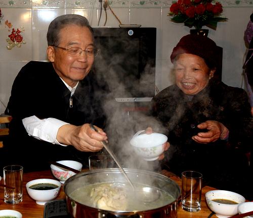 2月12日至14日,新春佳節(jié)到來之際,中共中央政治局常委、國務院總理溫家寶來到廣西壯族自治區(qū)河池、百色等地,看望慰問各族群眾,共迎虎年春節(jié)。這是2月13日,溫家寶在巴馬瑤族自治縣巴馬鎮(zhèn)練鄉(xiāng)村村民藍慶明家吃年夜飯。 新華社記者姚大偉攝