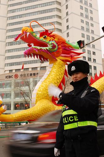 站好新年第一班崗 2月14日,青海省西寧市交警李建華堅守在崗位上。 當(dāng)日是農(nóng)歷大年初一,在這個萬家團聚、歡樂祥和的日子里,還有很多人默默堅守在自己崗位上為廣大群眾服務(wù),他們忙碌的身影成為高原古城西寧市節(jié)日里一道亮麗的風(fēng)景。 新華社記者 張宏祥攝