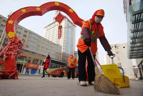 2月14日,青海省西寧市城西區(qū)環(huán)衛(wèi)工人王紅(前)正在清掃街道。 當(dāng)日是農(nóng)歷大年初一,在這個萬家團聚、歡樂祥和的日子里,還有很多人默默堅守在自己崗位上為廣大群眾服務(wù),他們忙碌的身影成為高原古城西寧市節(jié)日里一道亮麗的風(fēng)景。 新華社記者 張宏祥攝