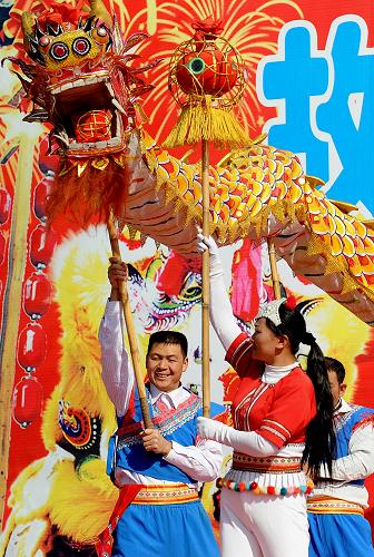 2月14日,一些民間藝人在云南民族村內(nèi)表演舞龍,歡慶春節(jié)。 當(dāng)日是農(nóng)歷春節(jié),一些民間藝人在云南昆明的云南民族村內(nèi)進(jìn)行了精彩的舞龍和舞獅表演,龍騰獅舞賀新禧,鑼鼓喧天迎新年,觀眾大飽眼福,充分感受到了節(jié)日的喜慶氣氛。 新華社記者 藺以光 攝