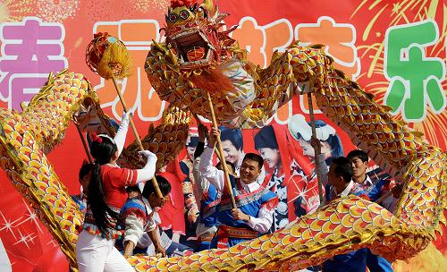 2月14日,一些民間藝人在云南民族村內(nèi)表演舞龍,歡慶春節(jié)。 當(dāng)日是農(nóng)歷春節(jié),一些民間藝人在云南昆明的云南民族村內(nèi)進(jìn)行了精彩的舞龍和舞獅表演,龍騰獅舞賀新禧,鑼鼓喧天迎新年,觀眾大飽眼福,充分感受到了節(jié)日的喜慶氣氛。 新華社記者 藺以光 攝