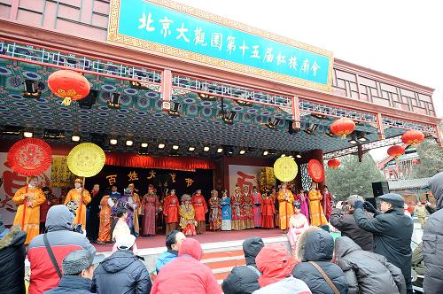 北京:廟會(huì)賀新春 2月14日,農(nóng)歷正月初一,在北京大觀園第十五屆紅樓廟會(huì)上,觀眾欣賞按照古典名著《紅樓夢(mèng)》排演的古裝節(jié)目“元妃省親”。 春節(jié)期間,北京各大公園舉辦的新春廟會(huì)活動(dòng)形式各異、精彩紛呈,為首都市民以及國(guó)內(nèi)外游客送上精彩的新春文化大餐。 新華社記者 張旭 攝