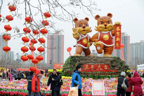 2月14日,農(nóng)歷正月初一,展示明代五顯財(cái)神廟會(huì)歷史文化傳統(tǒng)的北京第十屆蓮花池廟會(huì)開幕。 春節(jié)期間,北京各大公園舉辦的新春廟會(huì)活動(dòng)形式各異、精彩紛呈,為首都市民以及國(guó)內(nèi)外游客送上精彩的新春文化大餐。 新華社記者 張旭 攝