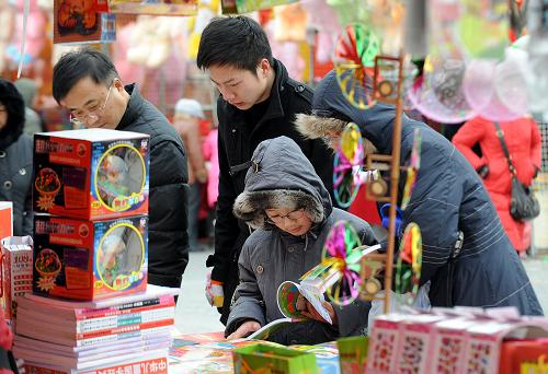 2月14日,一位小朋友在北京蓮花池廟會(huì)上的書市選購(gòu)圖書。 春節(jié)期間,北京各大公園舉辦的新春廟會(huì)活動(dòng)形式各異、精彩紛呈,為首都市民以及國(guó)內(nèi)外游客送上精彩的新春文化大餐。 新華社記者 張旭 攝