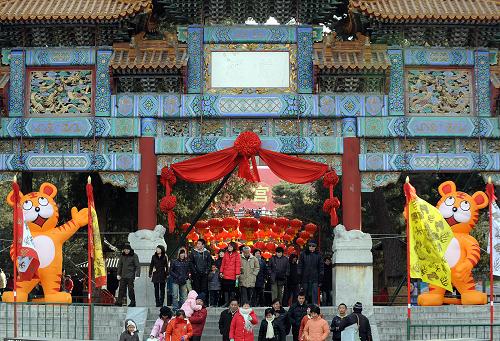 2月14日,頤和園蘇州街春節(jié)宮市上游客熙來(lái)攘往。 春節(jié)期間,北京各大公園舉辦的新春廟會(huì)活動(dòng)形式各異、精彩紛呈,為首都市民以及國(guó)內(nèi)外游客送上精彩的新春文化大餐。 新華社記者 張旭 攝