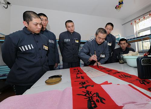 北京市監(jiān)獄組織特色活動(dòng)迎春節(jié) 2月14日,一位服刑人員在寫(xiě)春聯(lián)。 當(dāng)日是農(nóng)歷正月初一,北京市監(jiān)獄組織服刑人員看電影、猜燈謎、寫(xiě)春聯(lián),并為他們舉辦棋藝大賽、卡拉OK演唱會(huì)、心理健康教育等多種特色活動(dòng),讓服刑人員度過(guò)一個(gè)快樂(lè)、溫暖的春節(jié)。 在卡拉OK演唱會(huì)上,一首男聲獨(dú)唱《母親》讓不少服刑人員悄悄低下了頭。“這個(gè)人給了我生命,給我一個(gè)家……到什么時(shí)候都離不開(kāi)咱的娘……”樸實(shí)的歌詞和服刑人員動(dòng)情的演唱打動(dòng)了現(xiàn)場(chǎng)所有的人。 在“心理健康教育工作”中,工作人員評(píng)估服刑人員節(jié)日期間特殊心理狀況,有針對(duì)性地組織開(kāi)展“個(gè)人心理減壓”“團(tuán)體心理輔導(dǎo)”“心理援助熱線”等特色心理咨詢活動(dòng),使服刑人員受教育率達(dá)到100%。 新華社記者 何俊昌 攝