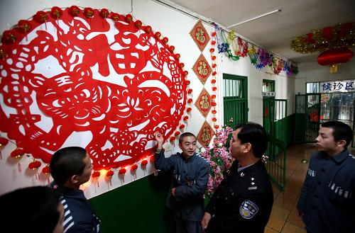 2月14日,《虎年大福》剪紙作者(右三)在介紹自己的作品。 當(dāng)日是農(nóng)歷正月初一,北京市監(jiān)獄組織服刑人員看電影、猜燈謎、寫(xiě)春聯(lián),并為他們舉辦棋藝大賽、卡拉OK演唱會(huì)、心理健康教育等多種特色活動(dòng),讓服刑人員度過(guò)一個(gè)快樂(lè)、溫暖的春節(jié)。 在卡拉OK演唱會(huì)上,一首男聲獨(dú)唱《母親》讓不少服刑人員悄悄低下了頭。“這個(gè)人給了我生命,給我一個(gè)家……到什么時(shí)候都離不開(kāi)咱的娘……”樸實(shí)的歌詞和服刑人員動(dòng)情的演唱打動(dòng)了現(xiàn)場(chǎng)所有的人。 在“心理健康教育工作”中,工作人員評(píng)估服刑人員節(jié)日期間特殊心理狀況,有針對(duì)性地組織開(kāi)展“個(gè)人心理減壓”“團(tuán)體心理輔導(dǎo)”“心理援助熱線”等特色心理咨詢活動(dòng),使服刑人員受教育率達(dá)到100%。 新華社記者 汪永基 攝