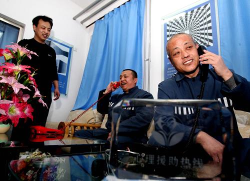 2月14日,北京市監(jiān)獄服刑人員在監(jiān)獄心理專家曹廣?。ㄗ笠唬┑膸椭拢?#8220;北京心理危機(jī)研究與干預(yù)中心”進(jìn)行心理咨詢。 當(dāng)日是農(nóng)歷正月初一,北京市監(jiān)獄組織服刑人員看電影、猜燈謎、寫(xiě)春聯(lián),并為他們舉辦棋藝大賽、卡拉OK演唱會(huì)、心理健康教育等多種特色活動(dòng),讓服刑人員度過(guò)一個(gè)快樂(lè)、溫暖的春節(jié)。 在卡拉OK演唱會(huì)上,一首男聲獨(dú)唱《母親》讓不少服刑人員悄悄低下了頭。“這個(gè)人給了我生命,給我一個(gè)家……到什么時(shí)候都離不開(kāi)咱的娘……”樸實(shí)的歌詞和服刑人員動(dòng)情的演唱打動(dòng)了現(xiàn)場(chǎng)所有的人。 在“心理健康教育工作”中,工作人員評(píng)估服刑人員節(jié)日期間特殊心理狀況,有針對(duì)性地組織開(kāi)展“個(gè)人心理減壓”“團(tuán)體心理輔導(dǎo)”“心理援助熱線”等特色心理咨詢活動(dòng),使服刑人員受教育率達(dá)到100%。 新華社記者 汪永基 攝