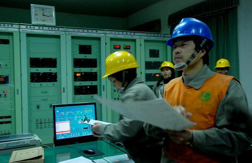 2月14日大年初一凌晨,江西婺源縣110千伏源頭中心變電站的供電運(yùn)行和“春節(jié)搶修保電小分隊(duì)”工作人員在中控室值班。 為應(yīng)對(duì)即將到來的雨雪降溫天氣,確保全縣人民春節(jié)期間的電力供應(yīng),江西省婺源縣供電公司的許多職工放棄春節(jié)休假,堅(jiān)守保電一線,讓群眾過上一個(gè)亮堂堂的春節(jié)。 新華社發(fā)(王國(guó)紅 攝)