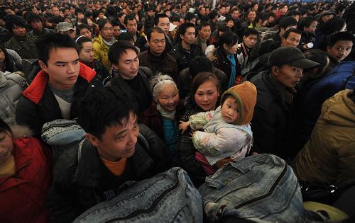 3月10日,成都火車北站,旅客排隊等候進(jìn)站。 當(dāng)日,為期40天的2010年春運結(jié)束,按照計劃,成都車站的火車票實名制試點迎來最后一天。春節(jié)以來的20多天里,成都火車北站客流一直保持日均9萬人次以上的高位態(tài)勢,預(yù)計客流高峰還將持續(xù)一段時間,因此,成都到重慶北、烏魯木齊、北京西等多個方向的臨客將繼續(xù)開行。 新華社記者 江宏景攝