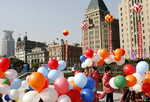 3月28日,上海外灘一派節(jié)日景象。 當(dāng)日,經(jīng)過建設(shè)者為期33個(gè)月的精心施工,上海市外灘地區(qū)綜合改造工程全面竣工并向社會(huì)開放。此次外灘改造工程涉及外灘通道建設(shè)、濱水區(qū)改造、滲透墻建造、排水系統(tǒng)改建、公交樞紐和地下空間開發(fā)等六大工程項(xiàng)目。 新華社記者陳飛攝
