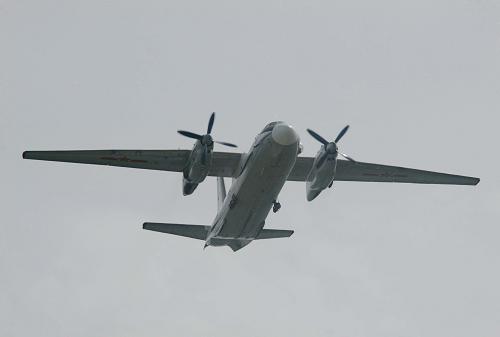 成都軍區(qū)增調(diào)14架運輸機投入西南地區(qū)抗旱救災(zāi) 3月27日,加裝人工增雨播撒器平臺的運輸機升空試飛。 當日下午,由成都軍區(qū)空軍裝備部設(shè)計生產(chǎn)的人工增雨播撒器平臺通過了試飛檢測,48小時內(nèi)將為增調(diào)執(zhí)行云、貴、川、渝人工增雨任務(wù)的14架運輸機全部安裝完畢。一旦出現(xiàn)適合氣象條件,即可迅速組織人工增雨作業(yè)。 新華社發(fā)(劉應(yīng)華 攝)