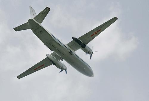 3月27日,加裝人工增雨播撒器平臺的運輸機升空試飛。 當日下午,由成都軍區(qū)空軍裝備部設(shè)計生產(chǎn)的人工增雨播撒器平臺通過了試飛檢測,48小時內(nèi)將為增調(diào)執(zhí)行云、貴、川、渝人工增雨任務(wù)的14架運輸機全部安裝完畢。一旦出現(xiàn)適合氣象條件,即可迅速組織人工增雨作業(yè)。 新華社發(fā)(劉應(yīng)華 攝)