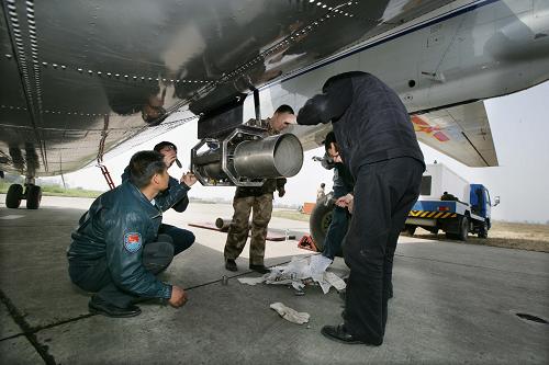 3月27日,技術(shù)人員為運輸機加裝人工增雨播撒器平臺。 當日下午,由成都軍區(qū)空軍裝備部設(shè)計生產(chǎn)的人工增雨播撒器平臺通過了試飛檢測,48小時內(nèi)將為增調(diào)執(zhí)行云、貴、川、渝人工增雨任務(wù)的14架運輸機全部安裝完畢。一旦出現(xiàn)適合氣象條件,即可迅速組織人工增雨作業(yè)。 新華社發(fā)(劉應(yīng)華 攝)