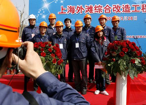 3月28日,部分工程建設(shè)者在上海外灘綜合改造工程竣工典禮上合影。 當(dāng)日,經(jīng)過建設(shè)者為期33個(gè)月的精心施工,上海市外灘地區(qū)綜合改造工程全面竣工并向社會(huì)開放。此次外灘改造工程涉及外灘通道建設(shè)、濱水區(qū)改造、滲透墻建造、排水系統(tǒng)改建、公交樞紐和地下空間開發(fā)等六大工程項(xiàng)目。 新華社記者陳飛攝