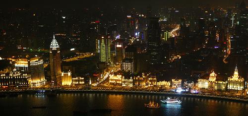 這是新外灘夜景(3月27日攝)。 3月28日,經(jīng)過建設(shè)者為期33個(gè)月的精心施工,上海市外灘地區(qū)綜合改造工程全面竣工并向社會(huì)開放。此次外灘改造工程涉及外灘通道建設(shè)、濱水區(qū)改造、滲透墻建造、排水系統(tǒng)改建、公交樞紐和地下空間開發(fā)等六大工程項(xiàng)目。 新華社記者裴鑫攝
