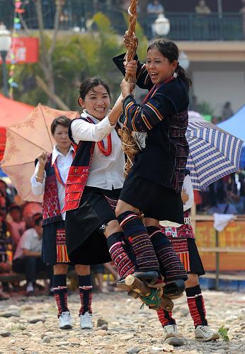 西雙版納:多彩民俗慶祝傣歷新年 兩名哈尼族姑娘在西雙版納景洪市表演蕩秋千(4月13日攝)。 從4月13日開始,2010年西雙版納潑水節(jié)暨傣歷1372年新年節(jié)在云南省西雙版納傣族自治州舉行。西雙版納景洪市舉行了豐富多彩的少數(shù)民族民間民俗活動,如賽龍舟、放孔明燈、蕩秋千、斗雞等,為節(jié)日增添了喜慶氣氛,吸引眾多海內(nèi)外游客前來觀賞。 新華社記者 藺以光 攝