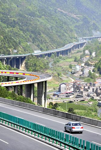 車輛在滬渝高速湖北滬蓉西段行駛(4月16日攝)。 于2009年12月全線貫通的湖北滬蓉西高速公路,東起湖北宜昌長江大橋,西至恩施土家族苗族自治州利川市的魚泉口,與重慶市石柱縣相接,主線全長319.5公里,采用四車道全封閉高速公路標準建設。全線橋梁共計370座,隧道共46座,主線橋隧比達到52.1%。滬蓉西高速公路在施工建設過程中創(chuàng)新和使用的技術有29項為國內首次使用,其中火箭拋射先導索、178米高墩施工等6項技術為世界首次使用。作為一條入川的主要通道和滬渝高速公路最后開通的一段,湖北滬蓉西高速公路“穿山越嶺”,大大改善了蜀道在湖北西部山區(qū)的梗阻,使得交通更為便利,行車時間大幅縮短。 新華社記者 郝同前 攝