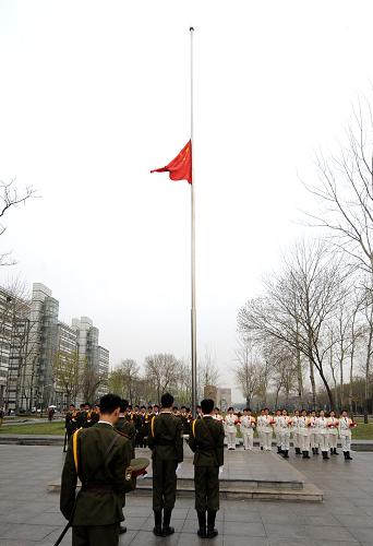 天津大學(xué)全體師生深切哀悼玉樹地震遇難同胞 4月21日,天津大學(xué)儀仗隊在降半旗儀式上為地震遇難同胞默哀。 當(dāng)日早晨7時,天津大學(xué)全體師生在校園舉行降半旗儀式,深切哀悼青海玉樹地震遇難同胞。 新華社記者劉海峰攝