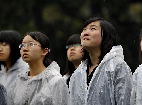 上海高校學(xué)子冒雨哀悼玉樹地震遇難者 4月21日,復(fù)旦大學(xué)的學(xué)生們?cè)谟曛袇⒓咏蛋肫靸x式。 當(dāng)日清晨7時(shí)30分,復(fù)旦大學(xué)部分學(xué)生代表在校園內(nèi)舉行降半旗儀式和默哀3分鐘活動(dòng),并撞響“世紀(jì)鐘”,深切哀悼青海玉樹地震遇難同胞。 新華社記者 劉穎 攝