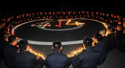 4月20日,中國(guó)海軍第五批護(hù)航編隊(duì)“微山湖”艦官兵在亞丁灣為青海玉樹(shù)地震災(zāi)區(qū)祈福,向遇難同胞表示深切哀悼。 新華社記者劉春暉攝