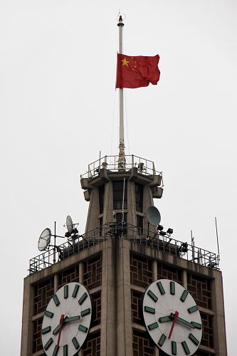 北京電報(bào)大樓降半旗哀悼玉樹地震遇難者 4月21日,北京電報(bào)大樓降半旗哀悼玉樹地震遇難者。 新華社發(fā)(桑全利 攝)