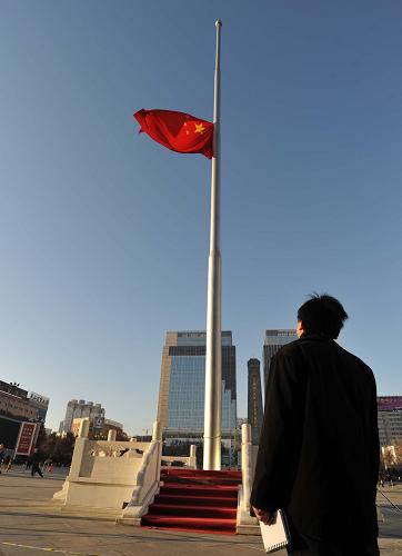 烏魯木齊降半旗悼念玉樹地震遇難同胞 4月21日,新疆烏魯木齊市人民廣場(chǎng)降半旗,深切哀悼青海玉樹地震遇難同胞。 新華社記者江文耀攝
