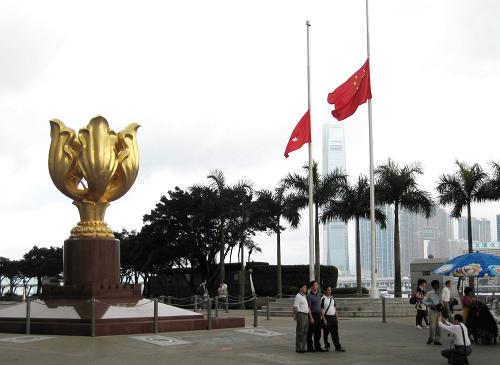 香港金紫荊廣場(chǎng)降半旗悼念玉樹地震遇難同胞 4月21日,香港特別行政區(qū)金紫荊廣場(chǎng)在例行的升旗儀式后,為青海玉樹地震遇難同胞降半旗志哀。 新華社記者宋振平攝