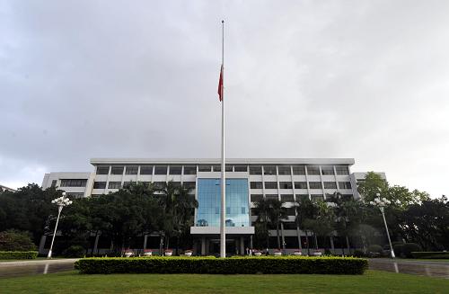 深圳降半旗哀悼玉樹地震遇難同胞 4月21日,深圳市委降半旗,深切哀悼青海玉樹地震遇難同胞。 新華社記者 陳曄華 攝