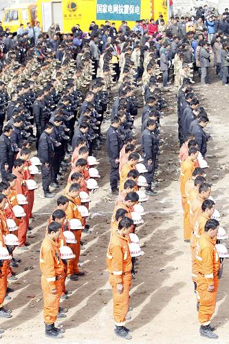 這是玉樹結(jié)古鎮(zhèn)鎮(zhèn)政府廣場哀悼活動主會場。 新華社記者費(fèi)茂華攝