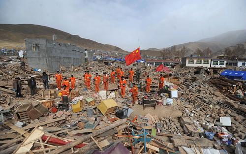 4月21日,青海玉樹“4·14”地震災區(qū)舉行哀悼活動,沉痛悼念地震遇難同胞。 這是青海省海北地震救援隊在玉樹縣結(jié)古鎮(zhèn)扎西大同村的地震廢墟上默哀。 新華社記者 江宏景攝