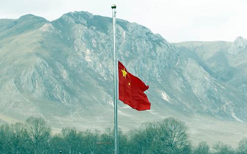 4月21日,青海玉樹“4·14”地震災區(qū)舉行哀悼活動,沉痛悼念地震遇難同胞。 這是玉樹結(jié)古鎮(zhèn)鎮(zhèn)政府廣場哀悼活動主會場降半旗志哀。 新華社記者費茂華攝