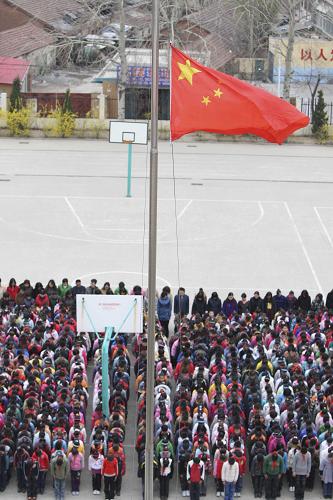 4月21日,山東省煙臺(tái)市芝罘區(qū)鳳凰臺(tái)小學(xué)降半旗,1500多名師生為玉樹地震遇難同胞默哀。 新華社發(fā)(申吉忠 攝)