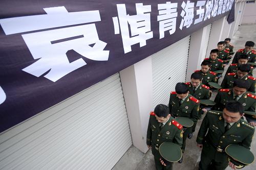 4月21日,浙江省臺(tái)州邊防支隊(duì)在駐地舉行哀悼?jī)x式,悼念玉樹地震遇難者。 新華社發(fā)(郟策 攝)