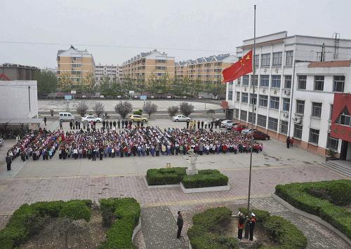 4月21日,在濱城區(qū)第四小學(xué)舉行的“情寄玉樹,為災(zāi)區(qū)祈福”活動(dòng)中,學(xué)生們?yōu)橛駱涞卣鹩鲭y者默哀。 當(dāng)日,山東省濱州市濱城區(qū)各中小學(xué)校舉行降半旗悼念活動(dòng)。 新華社發(fā)(李榮新 攝)