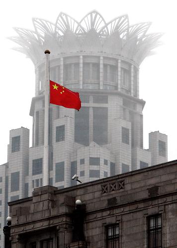 上海外灘降半旗哀悼玉樹(shù)地震遇難同胞 4月21日,上海外灘懸掛國(guó)旗的高層建筑降半旗,向玉樹(shù)地震遇難同胞志哀。 新華社記者王頌攝