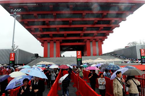 5月5日,游客在中國(guó)館前排隊(duì)準(zhǔn)備入館參觀。 當(dāng)日,上海迎來世博會(huì)正式開幕以來首個(gè)降雨天氣,在連續(xù)多個(gè)“高溫天”之后,世博園區(qū)內(nèi)的游客感覺涼爽了不少。據(jù)上海中心氣象臺(tái)消息,上海降雨天氣將持續(xù),局部地區(qū)雨量可達(dá)中等程度,風(fēng)力依然較大,未來3至4天的最高氣溫將降至24至25攝氏度。 新華社記者李紫恒攝