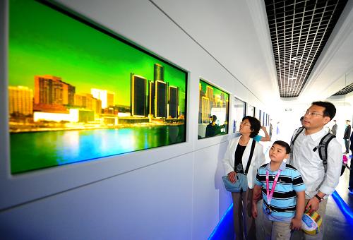 5月4日,鄒欣樺一家三口在中國(guó)航空館參觀。 “我最喜歡飛機(jī),所以今天來排的第一個(gè)隊(duì)就在航空館”,終于進(jìn)入上海世博園中國(guó)航空館的香港男孩鄒欣樺十分興奮。 十歲的鄒欣樺和父母一起5月3日才到達(dá)上海,由于學(xué)校課程安排,4日晚就要返回香港,真正在世博園參觀的時(shí)間只有一個(gè)白天,滿打滿算也只能參觀有限的幾個(gè)展館。4日一早,一家三口就早早來到位于世博浦西園區(qū)的中國(guó)航空館排隊(duì),趕在第一批順利進(jìn)入航空館。 以《飛翔之夢(mèng)》為主題的主展區(qū),緊密圍繞航空、城市、未來展開,館內(nèi)有很多表現(xiàn)航空未來的元素:從前展區(qū)的未來飛行器概念模型,到后展區(qū)的LED光學(xué)無線網(wǎng)絡(luò)、未來城市飛行交通網(wǎng)模擬沙盤,以及主展區(qū)通過地乘4D展演系統(tǒng)營(yíng)造的真實(shí)飛行體驗(yàn),展現(xiàn)人類對(duì)未來航空的無限夢(mèng)想,讓我們切身感受到城市未來飛行交通的便捷。觀眾通過參觀,了解航空工業(yè)和服務(wù),了解航空與生活,航空與城市的關(guān)系,關(guān)注航空事業(yè)、參與未來航空發(fā)展。 展館同時(shí)還設(shè)有模擬機(jī)區(qū),參觀者將體驗(yàn)飛過上海世博園上空的真實(shí)感受。 鄒欣樺對(duì)航空充滿著向往,在乘坐地乘4D展演系統(tǒng)參觀時(shí),身臨其境的感覺讓他興奮不已,在展現(xiàn)