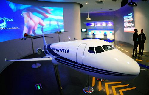 游客在中國航空館里參觀(4月27日攝)。 “我最喜歡飛機(jī),所以今天來排的第一個(gè)隊(duì)就在航空館”,終于進(jìn)入上海世博園中國航空館的香港男孩鄒欣樺十分興奮。 十歲的鄒欣樺和父母一起5月3日才到達(dá)上海,由于學(xué)校課程安排,4日晚就要返回香港,真正在世博園參觀的時(shí)間只有一個(gè)白天,滿打滿算也只能參觀有限的幾個(gè)展館。4日一早,一家三口就早早來到位于世博浦西園區(qū)的中國航空館排隊(duì),趕在第一批順利進(jìn)入航空館。 以《飛翔之夢》為主題的主展區(qū),緊密圍繞航空、城市、未來展開,館內(nèi)有很多表現(xiàn)航空未來的元素:從前展區(qū)的未來飛行器概念模型,到后展區(qū)的LED光學(xué)無線網(wǎng)絡(luò)、未來城市飛行交通網(wǎng)模擬沙盤,以及主展區(qū)通過地乘4D展演系統(tǒng)營造的真實(shí)飛行體驗(yàn),展現(xiàn)人類對未來航空的無限夢想,讓我們切身感受到城市未來飛行交通的便捷。觀眾通過參觀,了解航空工業(yè)和服務(wù),了解航空與生活,航空與城市的關(guān)系,關(guān)注航空事業(yè)、參與未來航空發(fā)展。 展館同時(shí)還設(shè)有模擬機(jī)區(qū),參觀者將體驗(yàn)飛過上海世博園上空的真實(shí)感受。 鄒欣樺對航空充滿著向往,在乘坐地乘4D展演系統(tǒng)參觀時(shí),身臨其境的感覺讓他興奮不已,在展現(xiàn)未