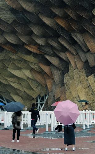 5月5日,游客冒雨在世博園內(nèi)參觀。 當(dāng)日,上海世博園迎來自正式開園以來首個(gè)降雨天氣,園區(qū)較前幾日涼爽了不少。游客在雨中漫步世博園,也多了幾分愜意。 新華社記者趙戈攝