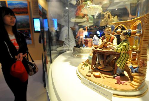 游客在烏茲別克斯坦館內(nèi)欣賞陶瓷工藝品(5月10日攝)。 上海世博園內(nèi)除了現(xiàn)代高科技的展品外,還陳列有各地的特產(chǎn)商品與工藝品,以其精美的做工、珍貴的材料、細(xì)致的設(shè)計展現(xiàn)各國獨特的風(fēng)情,吸引眾多游客。 新華社記者羅曉光攝