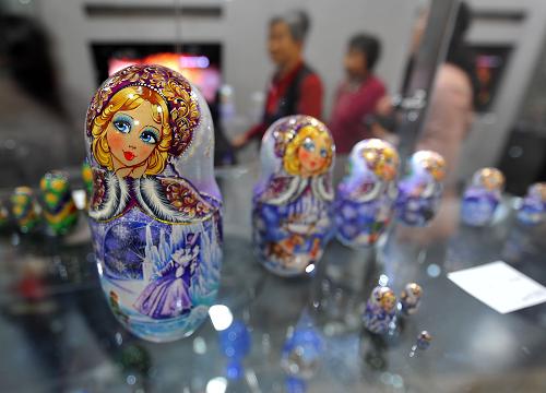 這是俄羅斯館購物區(qū)展示的套娃(5月14日攝)。 上海世博園內(nèi)除了現(xiàn)代高科技的展品外,還陳列有各地的特產(chǎn)商品與工藝品,以其精美的做工、珍貴的材料、細(xì)致的設(shè)計展現(xiàn)各國獨特的風(fēng)情,吸引眾多游客。 新華社記者羅曉光攝