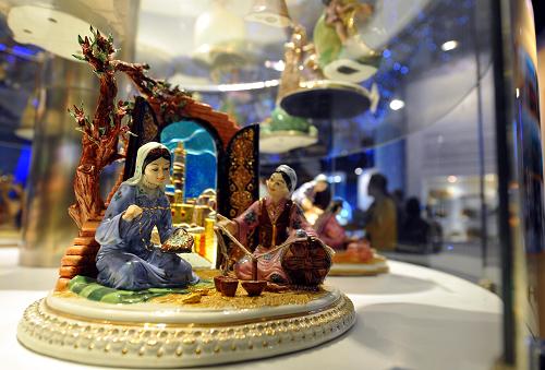 這是烏茲別克斯坦館展示的陶瓷工藝品(5月10日攝)。 上海世博園內(nèi)除了現(xiàn)代高科技的展品外,還陳列有各地的特產(chǎn)商品與工藝品,以其精美的做工、珍貴的材料、細(xì)致的設(shè)計展現(xiàn)各國獨特的風(fēng)情,吸引眾多游客。 新華社記者羅曉光攝