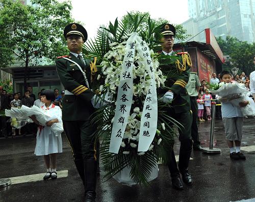 6月5日,禮兵向重慶大轟炸死難同胞敬獻(xiàn)花籃。 當(dāng)日,重慶市各界悼念抗戰(zhàn)時(shí)期重慶大轟炸死難同胞儀式在大轟炸遺址舉行,各界群眾千余人參加了悼念活動(dòng)。1938年春至1943年夏,侵華日軍對(duì)作為中國(guó)戰(zhàn)時(shí)首都的重慶進(jìn)行了200多次轟炸,史稱“重慶大轟炸”。 新華社記者周衡義攝