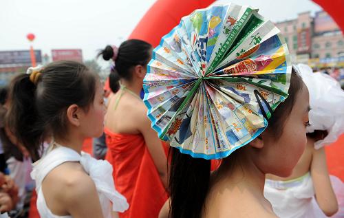 6月5日,在山東濟(jì)南市洪樓廣場(chǎng),一名小朋友頭戴廢舊紙張制成的頭飾參加“低碳減排,綠色生活”環(huán)保宣傳活動(dòng)。 當(dāng)日是第39個(gè)世界環(huán)境日。今年世界環(huán)境日的主題是“多樣的物種,唯一的地球,共同的未來(lái)”,我國(guó)確定的世界環(huán)境日中國(guó)主題為“低碳減排,綠色生活”。 新華社記者范長(zhǎng)國(guó)攝