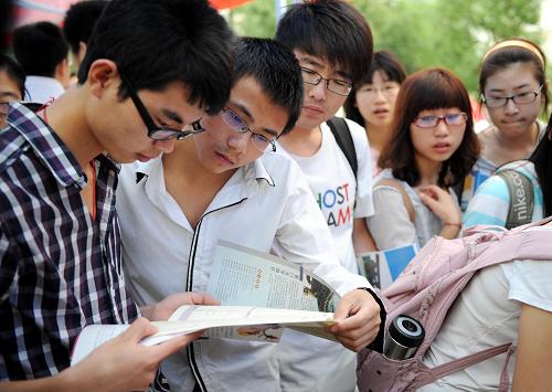 6月5日,大學(xué)生在咨詢會(huì)現(xiàn)場(chǎng)查看研究生招生信息。 當(dāng)日,由教育部科技發(fā)展中心主辦,中國(guó)教育在線承辦的2011年全國(guó)研究生招生現(xiàn)場(chǎng)咨詢會(huì)在江西南昌大學(xué)拉開序幕。來(lái)自全國(guó)的37所高校參會(huì),招生老師與學(xué)生面對(duì)面交流,為考生提供最新的招生信息。據(jù)了解,江西是本次招生現(xiàn)場(chǎng)咨詢會(huì)的首站,隨后將相繼在黑龍江、山東、陜西等12個(gè)省區(qū)市舉辦。 新華社記者周科攝