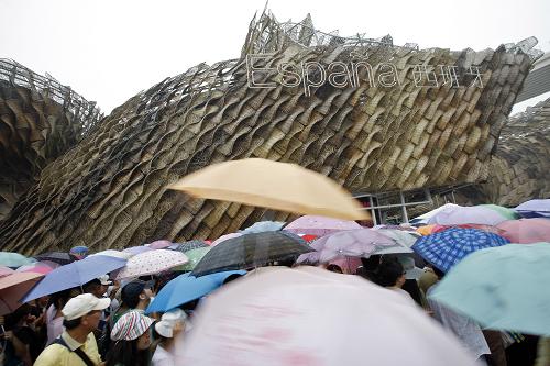 6月14日,游客冒雨在西班牙館前排隊(duì)等候入館。 當(dāng)日是端午節(jié)小長(zhǎng)假的第一天,上海世博園的小雨不減游客熱情。截至15時(shí),當(dāng)日入園人數(shù)突破46.19萬(wàn)。 新華社記者 沈伯韓 攝