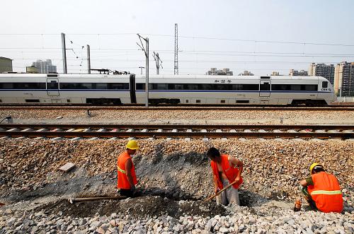 6月19日,工人在試運(yùn)行的滬寧城際鐵路上海段施工。 滬寧城際鐵路將于7月1日正式通車(chē)運(yùn)營(yíng),設(shè)計(jì)最高時(shí)速達(dá)350公里,屆時(shí)上海往返南京僅需1小時(shí)左右。據(jù)介紹,滬寧城際鐵路全長(zhǎng)約300公里,線(xiàn)路起自上海,經(jīng)蘇州、無(wú)錫、常州、鎮(zhèn)江至南京。 新華社發(fā)(鈕一新 攝)