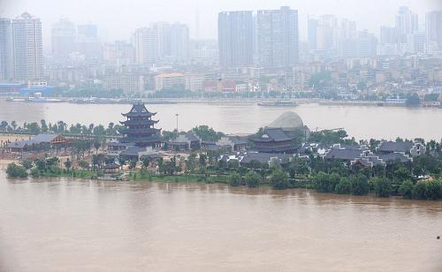 被湘江洪水包圍的長沙橘子洲景區(qū)江神廟、拱極樓(左)(6月23日攝)。 當(dāng)日,湘江今年入汛以來的最高洪峰順利通過長沙城。據(jù)長沙水文站介紹,受強降雨連日襲擊湖南的影響,6月22日19時,湘江長沙段出現(xiàn)了37米洪峰水位,超警戒水位1米,這也是今年以來湘江長沙段出現(xiàn)的最高水位。截至23日10時,湘江長沙段水位已回落到36.79米。目前,長沙市防汛抗旱指揮部已下發(fā)緊急通知,要求各相關(guān)部門采取各項措施確保安全度汛。 新華社記者 龍弘濤 攝